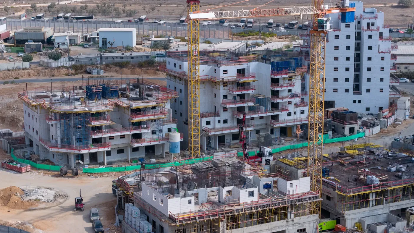 שלושה בניינים באותו מתחם, כל אחד בשלב בנייה אחר